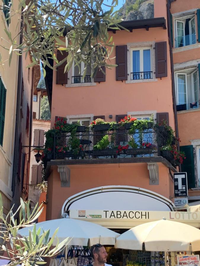 Albergo Ristorante Montebaldo 리몬네술가르다 외부 사진
